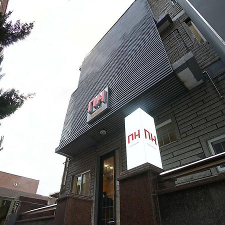 D.H Sinchon Guesthouse Seoul Exterior photo