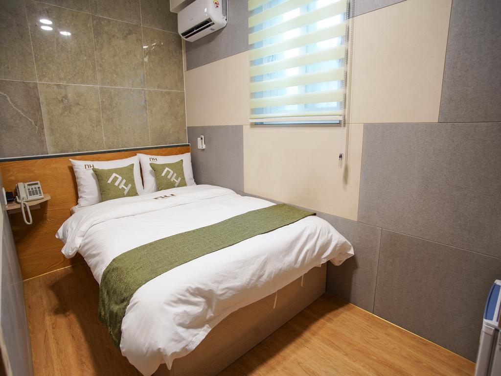 D.H Sinchon Guesthouse Seoul Exterior photo