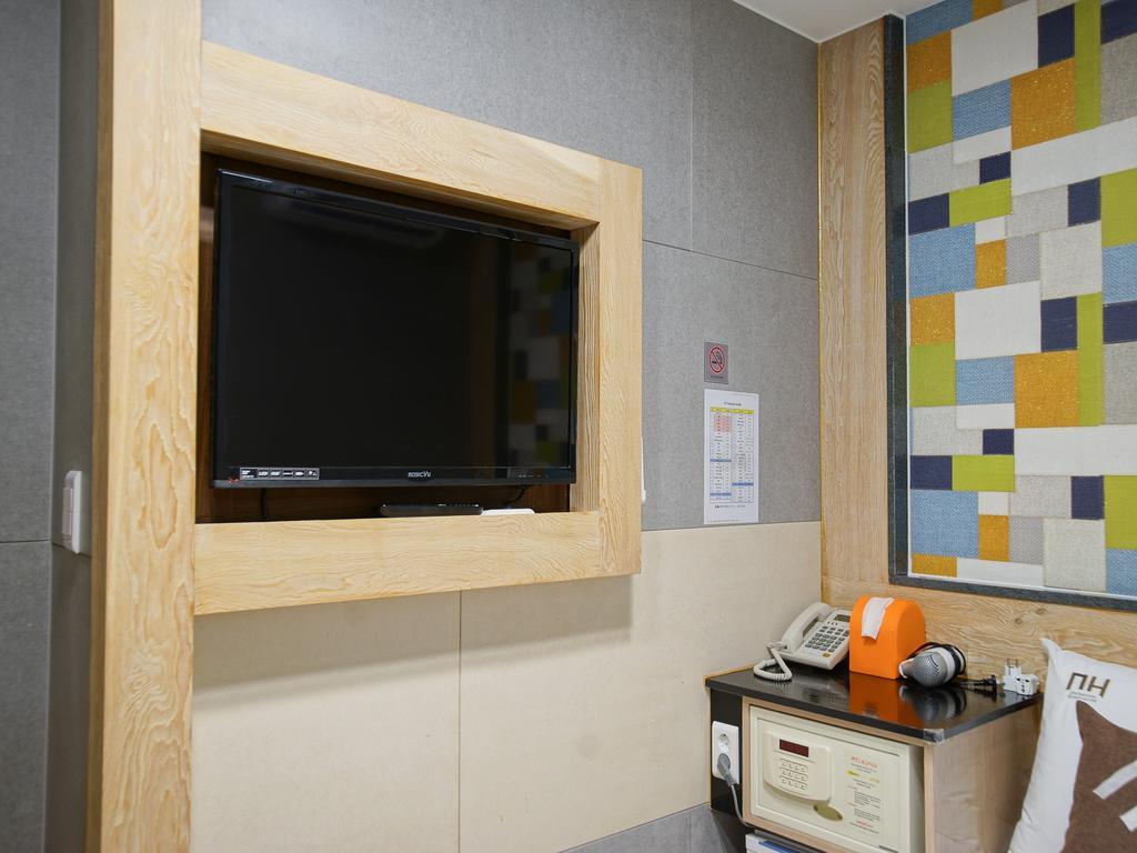 D.H Sinchon Guesthouse Seoul Exterior photo