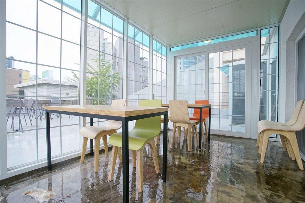 D.H Sinchon Guesthouse Seoul Exterior photo