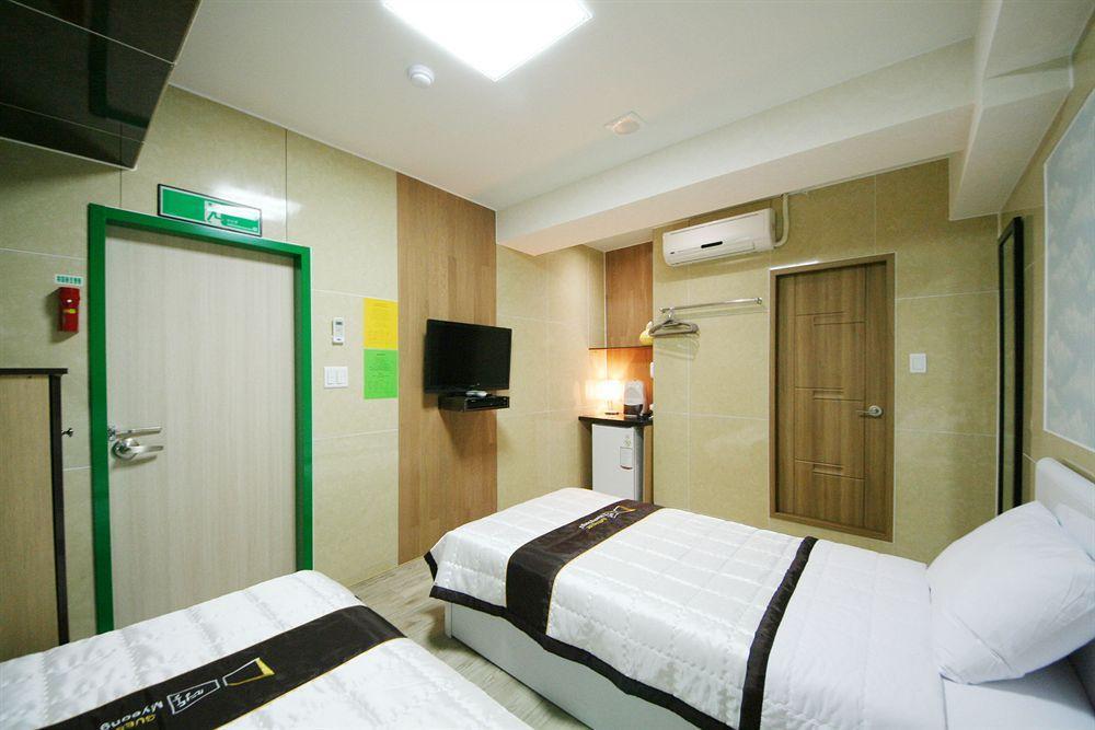 D.H Sinchon Guesthouse Seoul Exterior photo