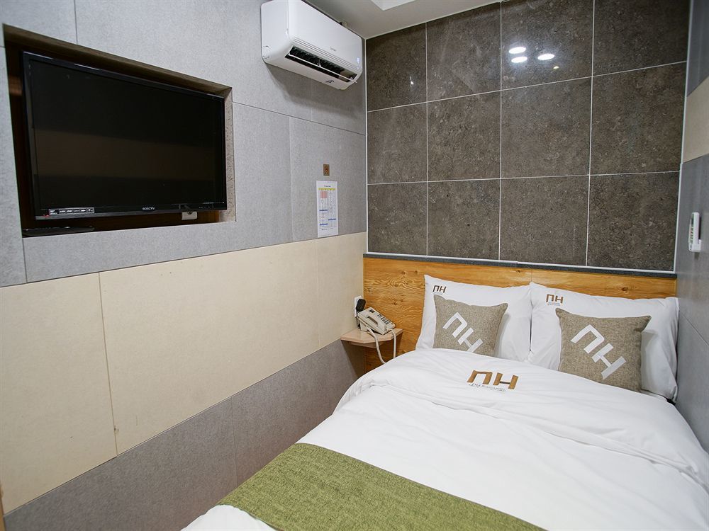D.H Sinchon Guesthouse Seoul Exterior photo