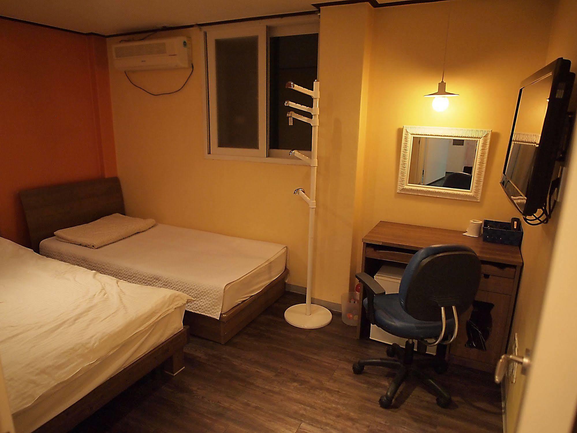 D.H Sinchon Guesthouse Seoul Exterior photo