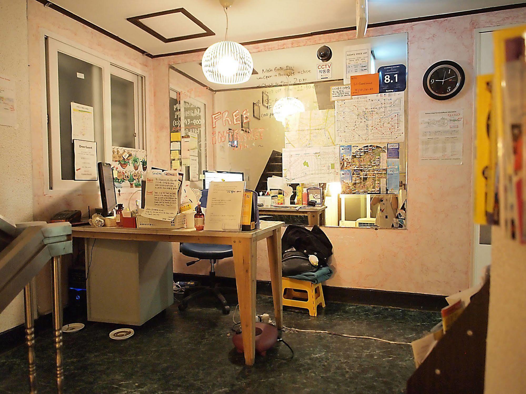D.H Sinchon Guesthouse Seoul Exterior photo