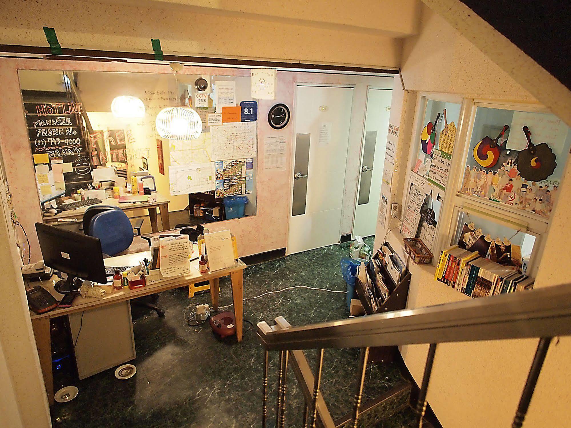D.H Sinchon Guesthouse Seoul Exterior photo