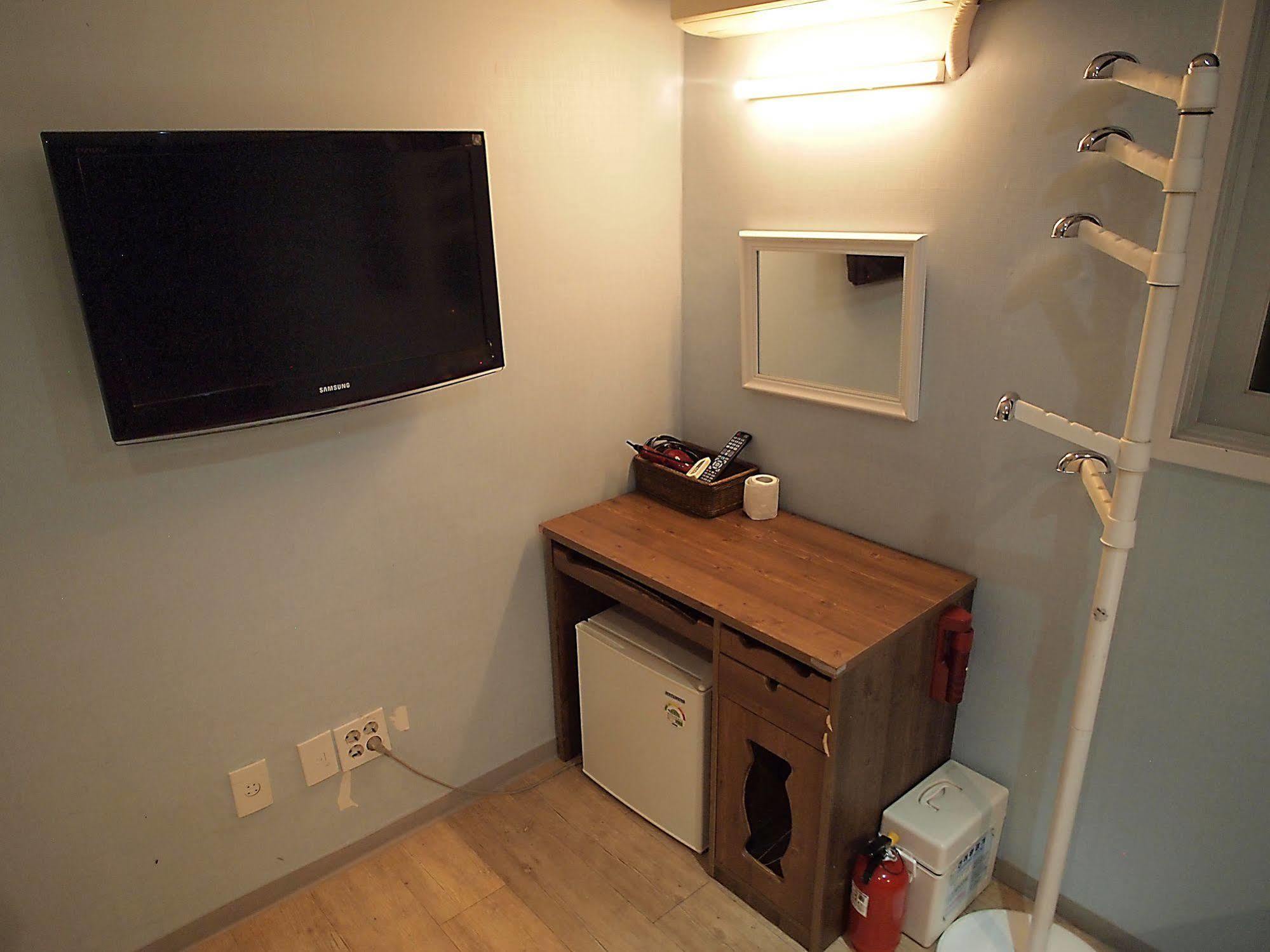 D.H Sinchon Guesthouse Seoul Exterior photo