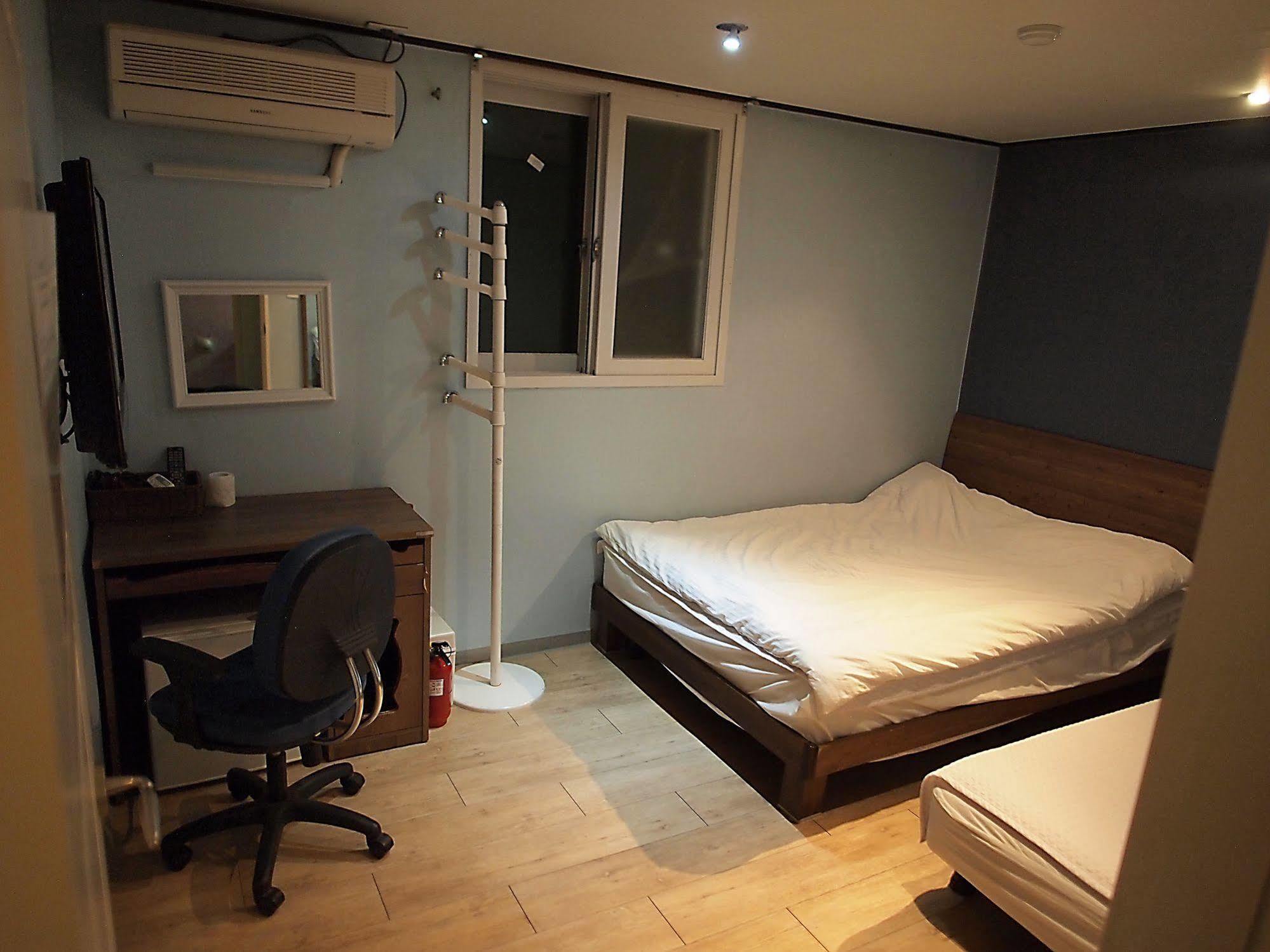 D.H Sinchon Guesthouse Seoul Exterior photo