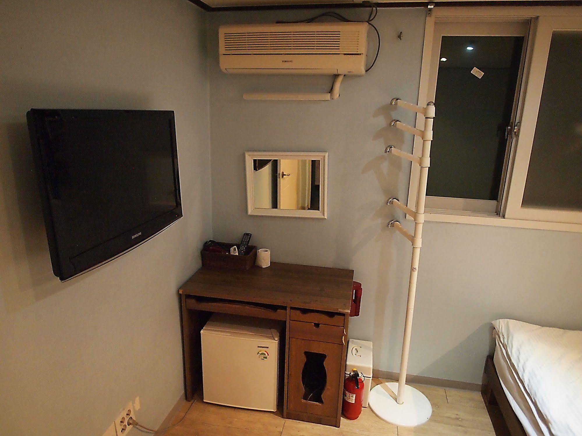 D.H Sinchon Guesthouse Seoul Exterior photo
