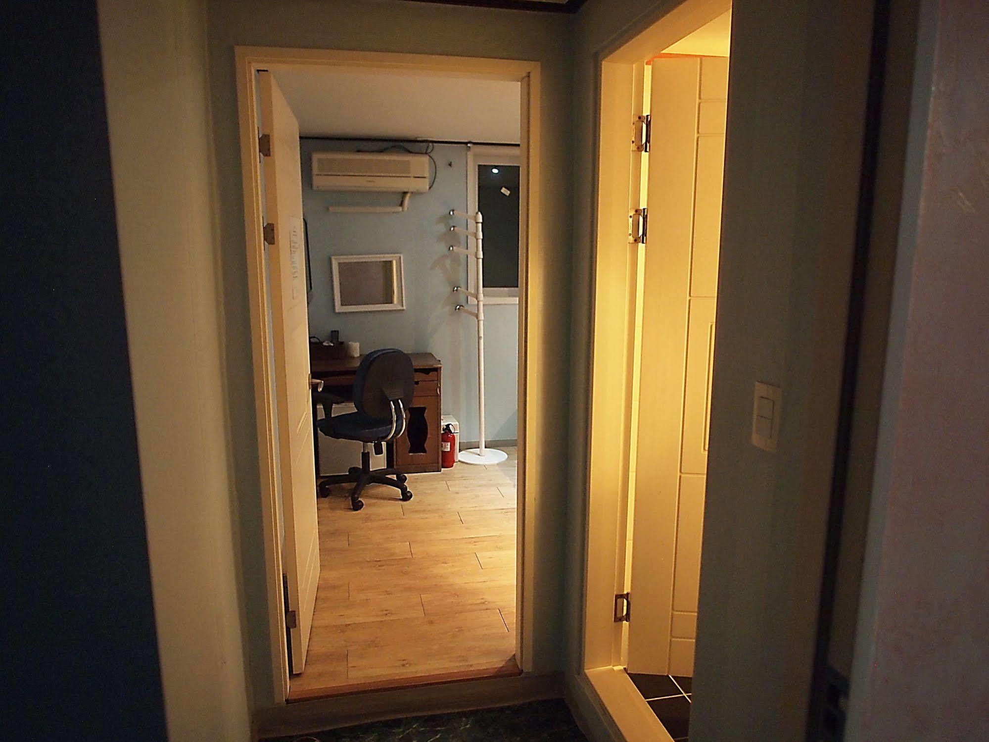 D.H Sinchon Guesthouse Seoul Exterior photo
