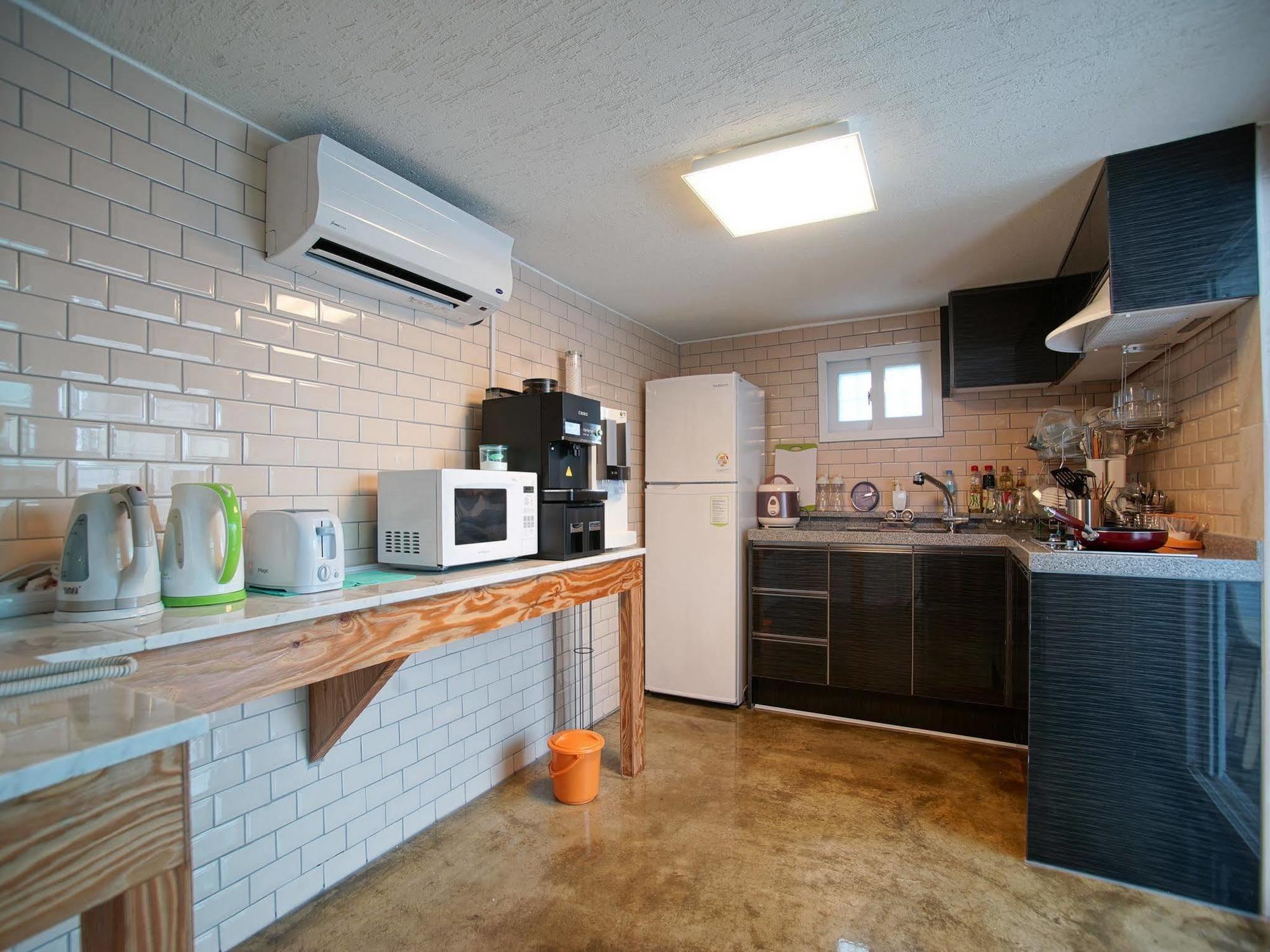 D.H Sinchon Guesthouse Seoul Exterior photo