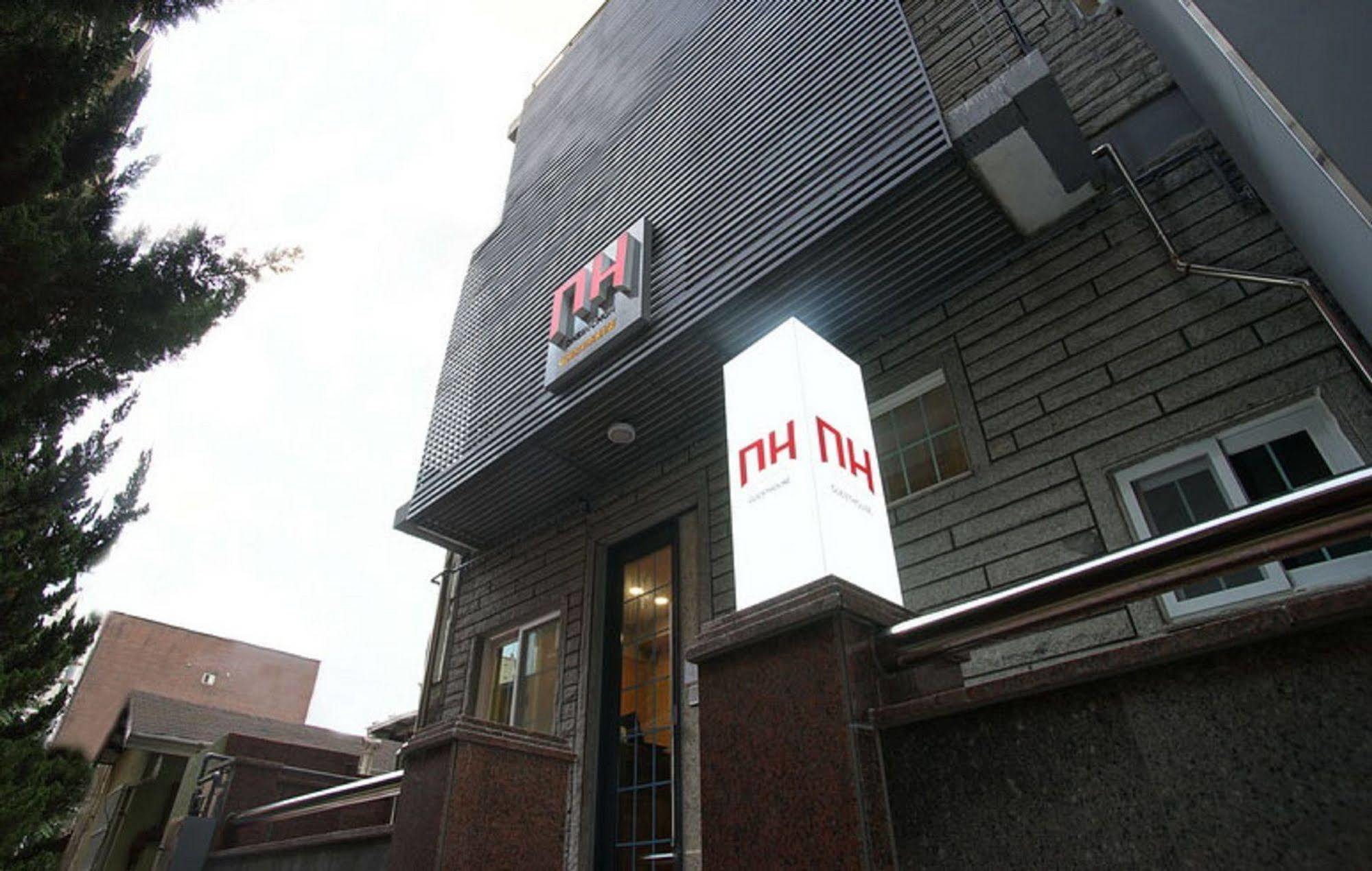 D.H Sinchon Guesthouse Seoul Exterior photo
